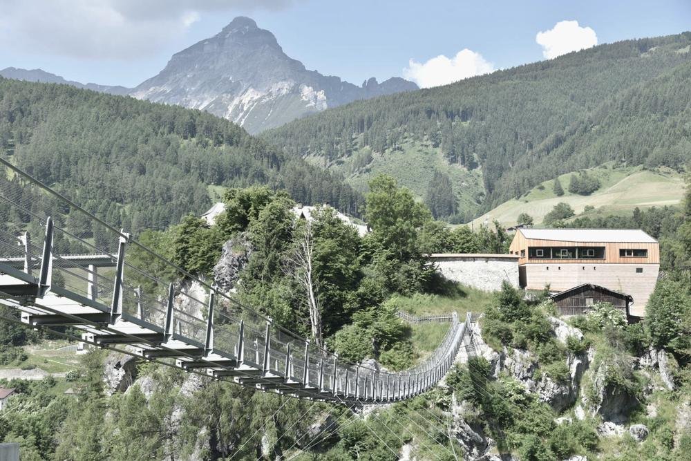 Hängebrücke und Bergpanorama bei Matrei am Brenner