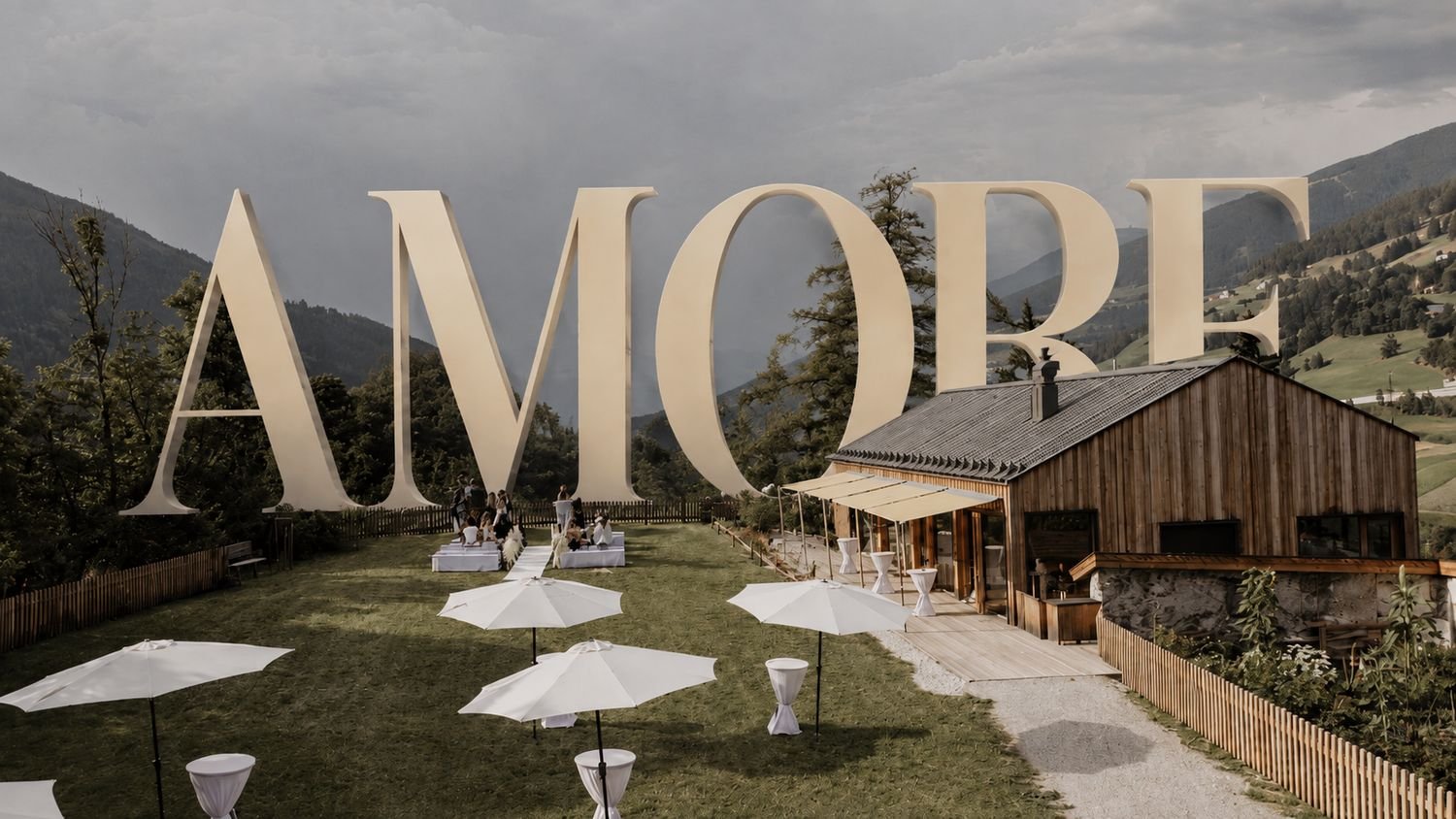 Burg Trautson mit großen AMORE-Buchstaben über der Wiese